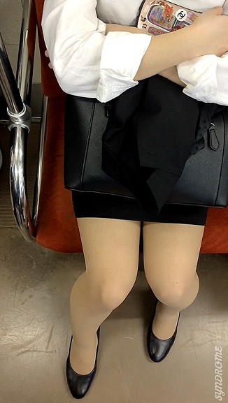 (電車対面）(顔出し）タイトミニをお召しになって就活…▼ぞーんを無防備に終始むき出しにしちゃう女子大生お姉さんを観察してみました