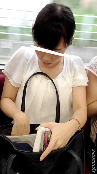(電車対面）(顔出）スカートからむき出しパンストあんよが緩んじゃって…無防備なお股を超至近距離で観察されちゃったリクスーお姉さん