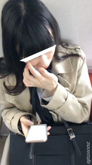 (電車対面）(顔出）就活に向かうのに…短めのスカートをお召しになってパンストあんよをむき出しにしちゃうリクスー女子大生お姉さん達