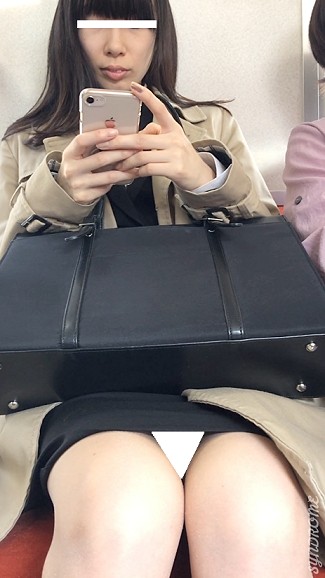 (電車対面）(顔出）就活に向かうのに…短めのスカートをお召しになってパンストあんよをむき出しにしちゃうリクスー女子大生お姉さん達