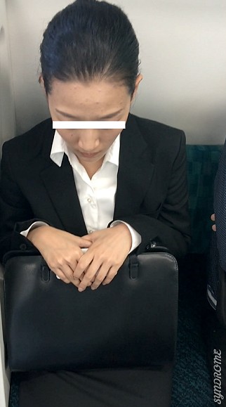 (電車対面）(顔出）就活に向かうのに…短めのスカートをお召しになってパンストあんよをむき出しにしちゃうリクスー女子大生お姉さん達