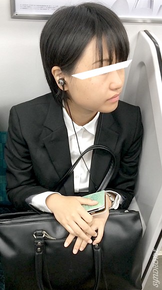 (電車対面）(顔出）就活に向かうのに…短めのスカートをお召しになってパンストあんよをむき出しにしちゃうリクスー女子大生お姉さん達