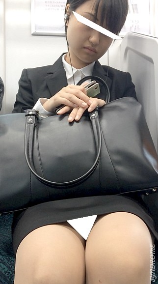 (電車対面）(顔出）就活に向かうのに…短めのスカートをお召しになってパンストあんよをむき出しにしちゃうリクスー女子大生お姉さん達
