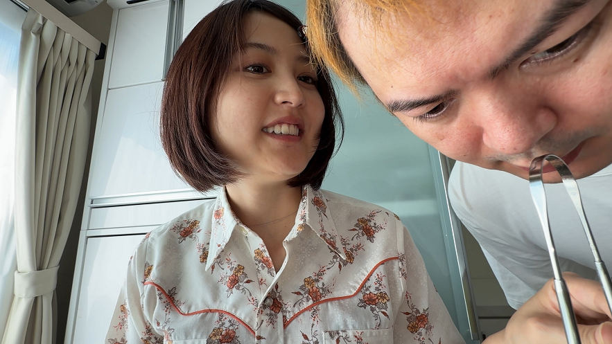 【個人撮影】浅桜エリの舌ブラシで「汚舌苔」採取
