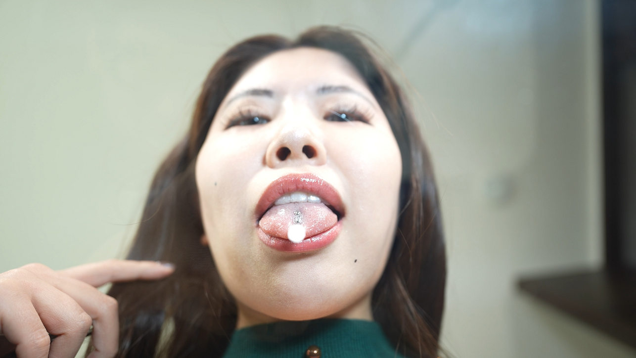 【舌・よだれフェチ】江戸川もなかのアクリル舐め