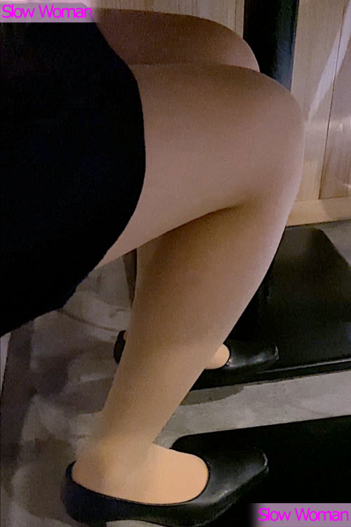 【Pcolle限定】禁断のパンチラ28☆美脚スカートのテーブル下を拝見！決死のライトONで大興奮^ ^ gallery photo 2