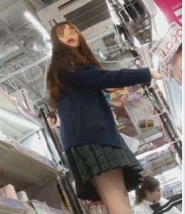 ◎ローアングル＃92  ハーフ風の顔立ちJKの白パンツ