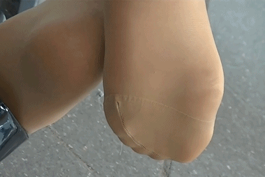 働くOL女子の蒸れ蒸れパンスト足事情