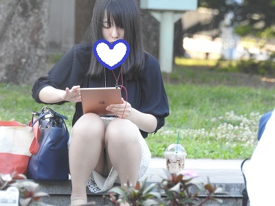 【再販】お座りお姉さん発見！！（ＦＨＤ）大変です！！タブレットに夢中になり、パンツが見えてますよ１８６