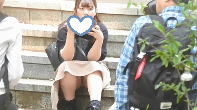 【再販】（ＦＨＤ）大変です！！食事に夢中になり、パンツが見えてますよ２１３ gallery photo 1