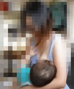 【母乳妻】授乳中の妻を盗み撮り③ gallery photo 2