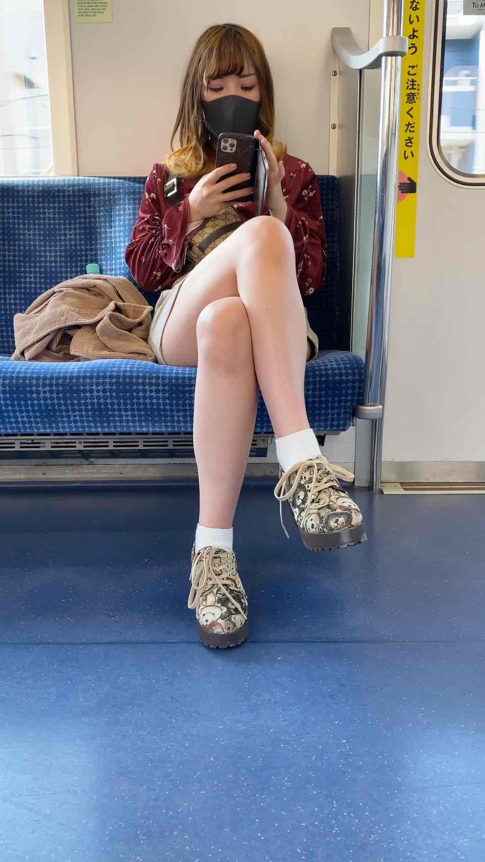 【電車対面パンチラ】白パンツ見えっぱなしの女の子Part1(4K高画質) gallery photo 1