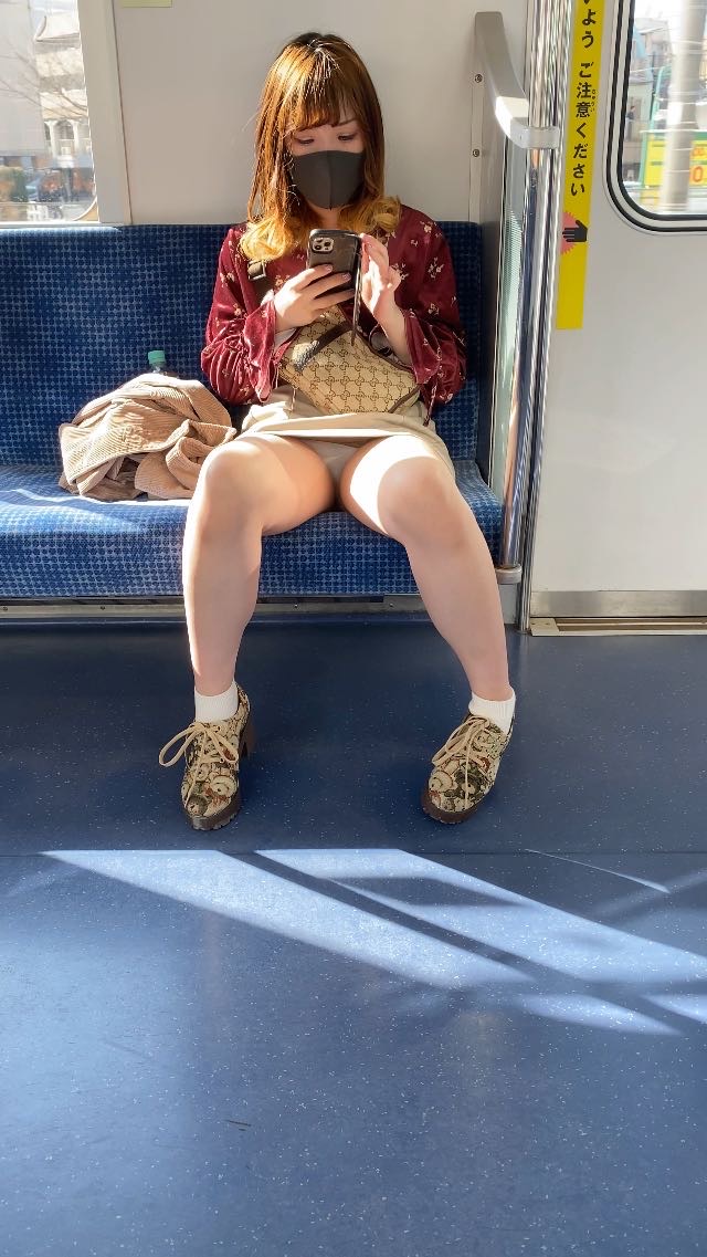 【電車対面パンチラ】白パンツ見えっぱなしの女の子Part1(4K高画質) gallery photo 3