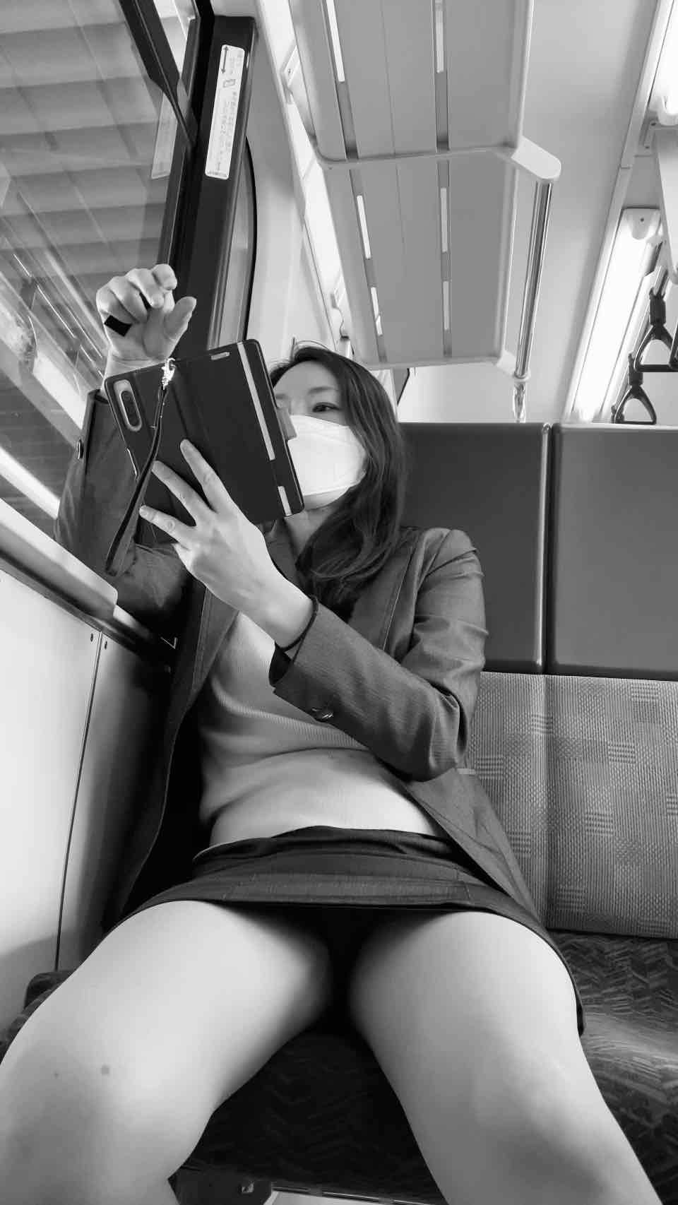 美人OL電車対面パンチラ＆逆さ撮り隠し撮り盗撮(4K高画質) gallery photo 1