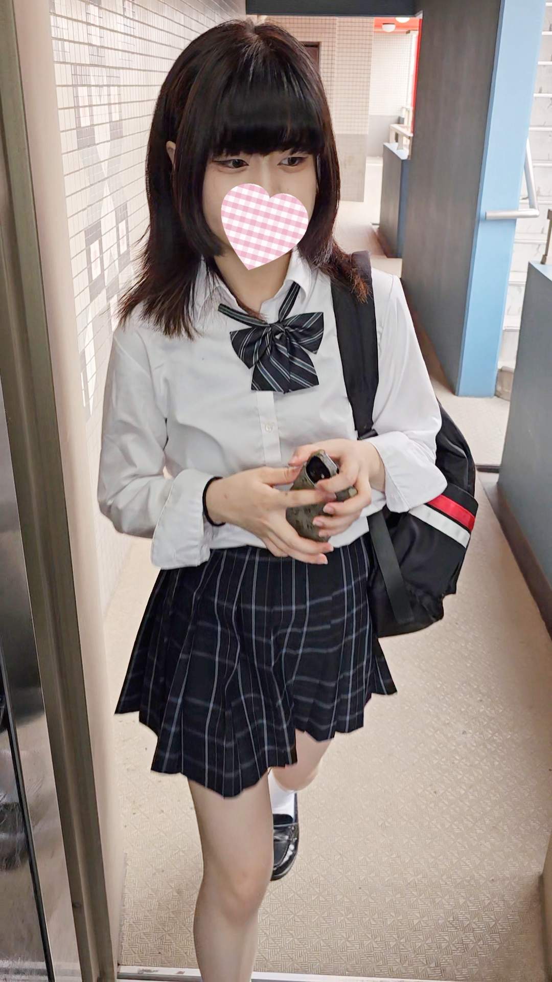 リュックにスカートが挟まってしまっていてパンツ丸見えな学生　ねんいち56