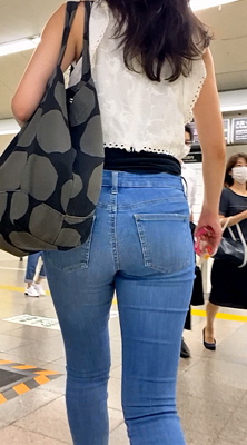 お姉さんの後ろ姿 １２３　迫力の爆尻　階段 上り　おまけ付き　パンツ　ジーンズ　ジーパン gallery photo 4