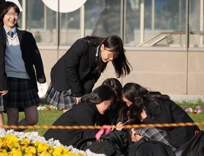 A級制服女子ヒップしゃがみ