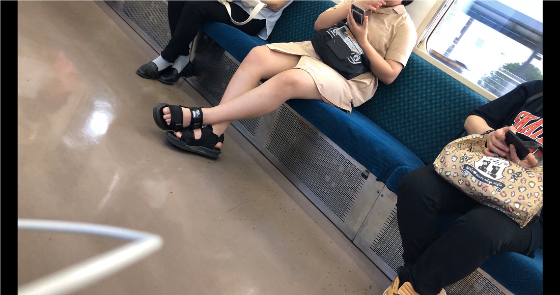 【電車対面】私服JKの綺麗な生足をじっくり観察