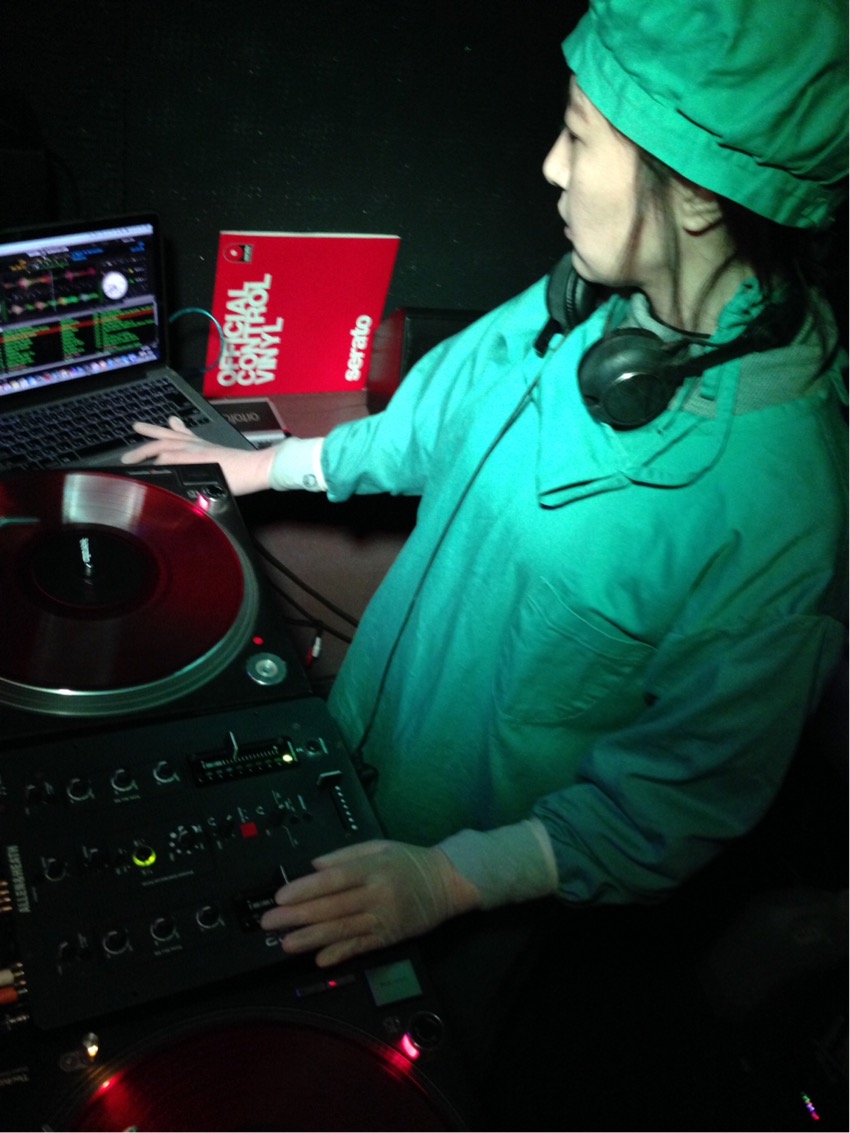 ガチの整形外科　手術着DJ 蒸れた女医の手袋