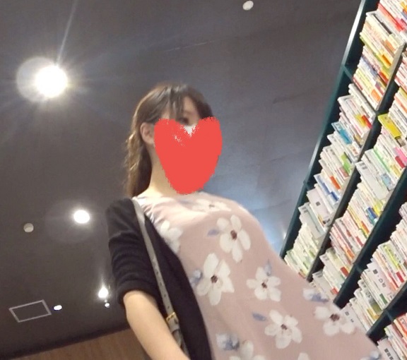 ブラまで丸見え！パンチラ盗撮２ gallery photo 1