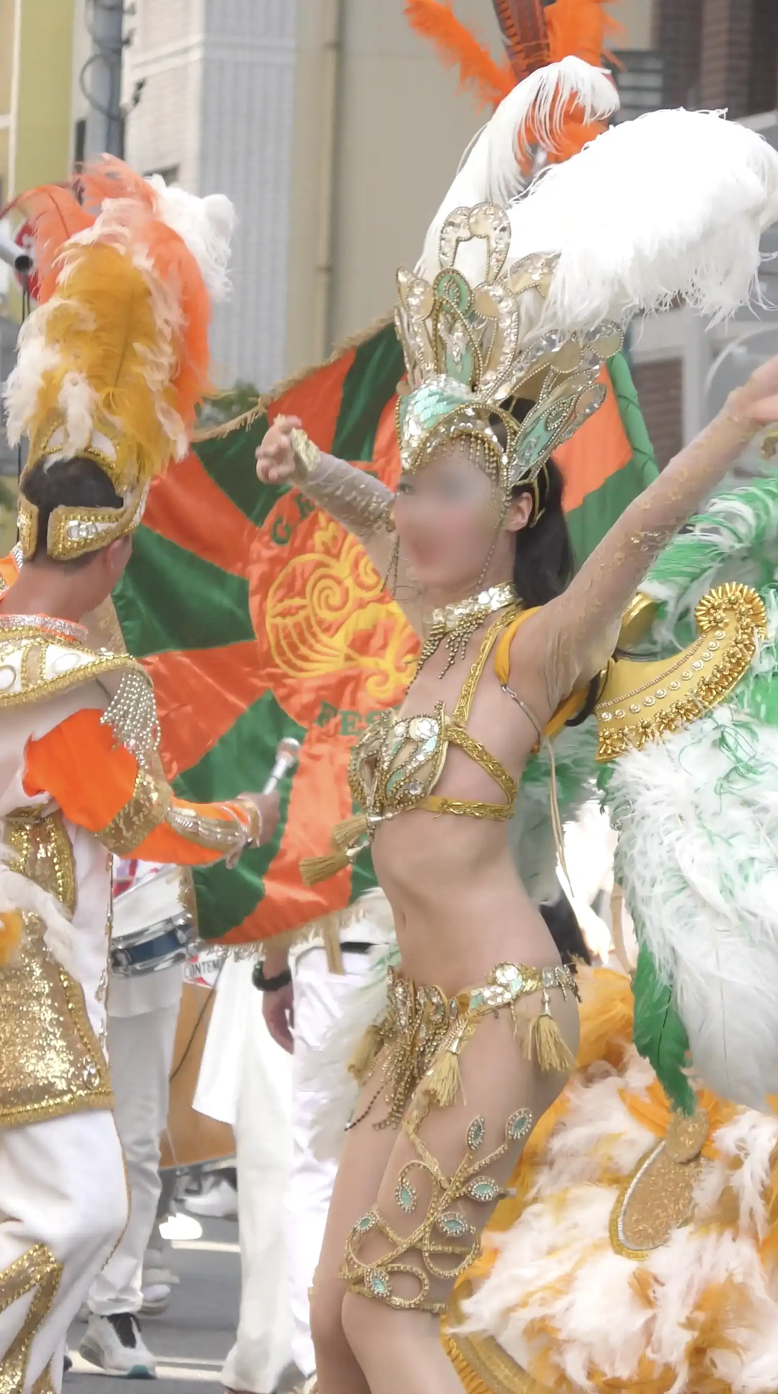 【フェチ動画】 4K! 2025年サンバ界隈で色めき立った黄金に輝くモデル体型　切れ長の瞳の長身モデル風ダンサー