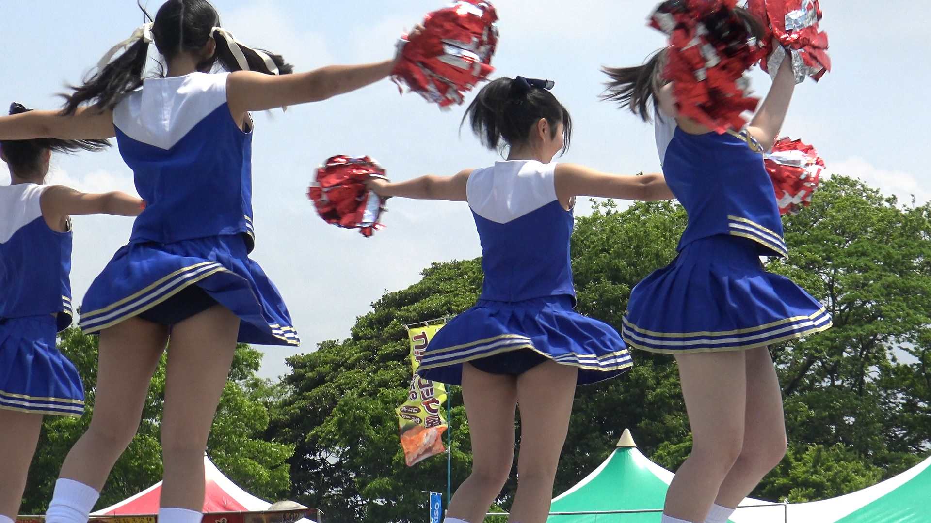 地方スポーツイベントで応援　チア応援ダンス　～ツインテのあの子に夢中！ワキ緩すぎて白いアレが見えちゃう　パート③手持ちカメラ編～