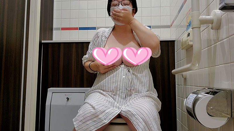 ❤愛華の個人撮影❤久しぶりに買い物途中トイレで声を押し殺しながらオナニーする人妻