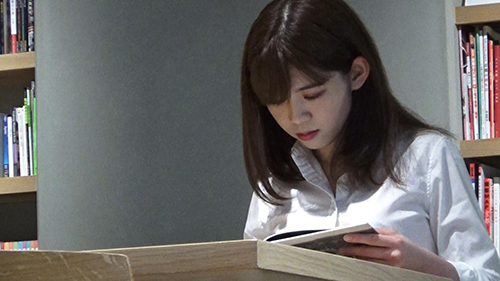 OL風女性、カフェで調べもの読書中をローアングルで・・・。 gallery photo 2