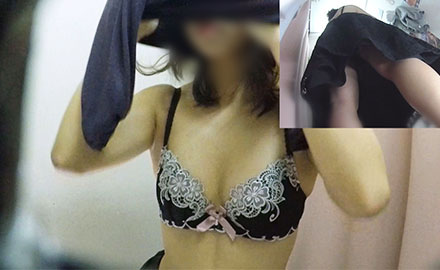 くちびるのエロい質感がたまらないお嬢さんの黒下着＆エっロおっぱいブラ試着　僕のお店の試着室80