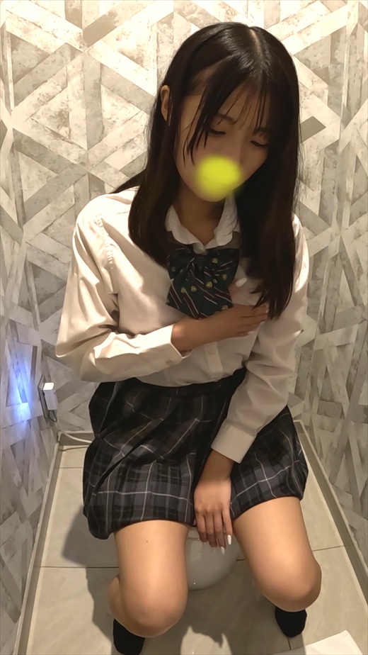 デパートのトイレでこっそりオナニーしちゃうJK158　スレンダー美少女が激しいクリ弄りで痙攣イキ