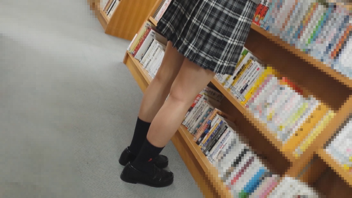 【図書館パンチラ】【かわいい女の子】【逆さ撮り】 gallery photo 3