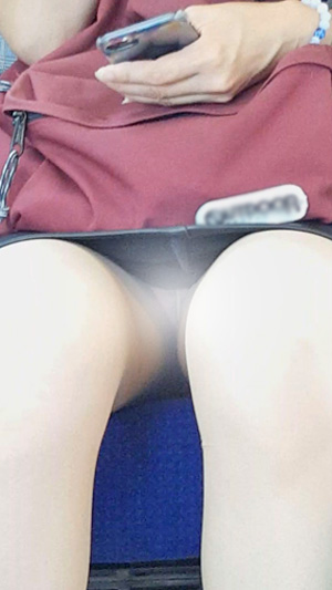 パンティモロ見えよりギリギリ見えるか見えないかが興奮しちゃう！　電車対面パンチラ　