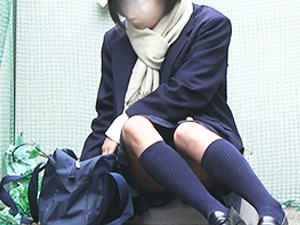 お座り女子校生　さりげなくパンティが見えてしまう gallery photo 1