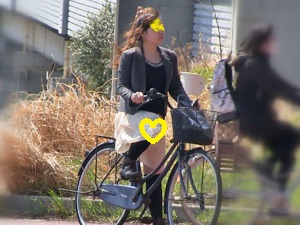 カワイイお姉さん　自転車パンチラ gallery photo 1