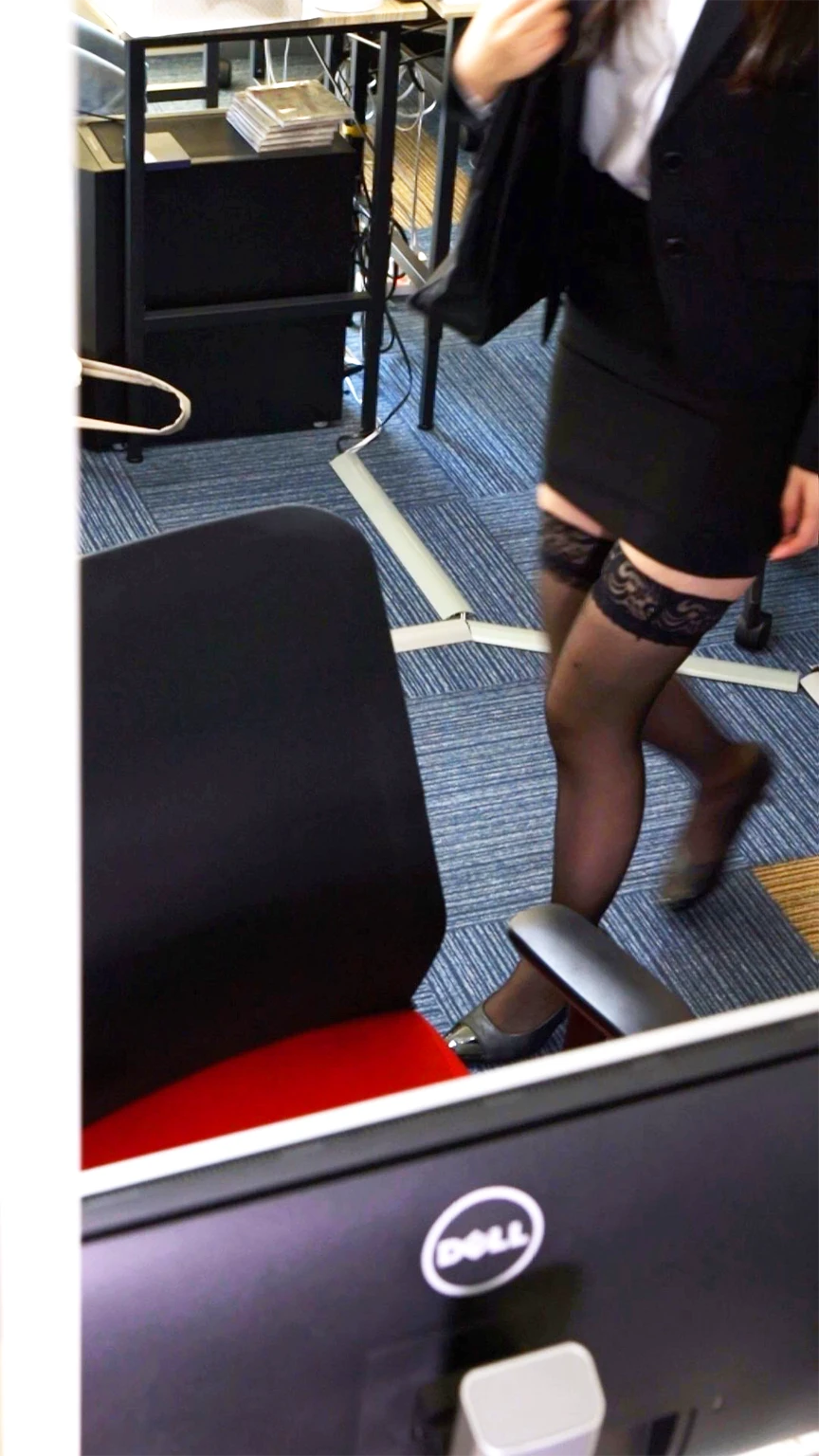 フレッシュな新人ちゃんの笑顔と情熱の赤パンティ