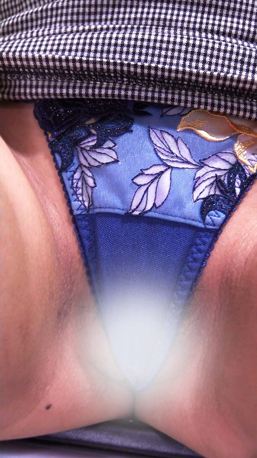 究極の食い込み　こんもりパンティ　はみ出た黒ずみマン