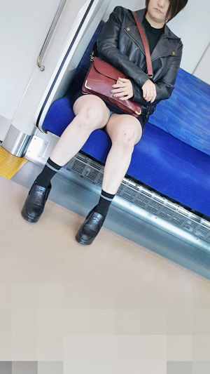 パンモロしてたら声かけられる激ミニ娘さん　電車対面パンチラ gallery photo 1