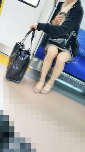 美脚熟女さん 荷物の下はしっかりパンティが・・・ gallery photo 1