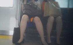 尾行　電車内パンチラ