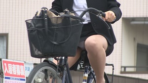 自転車でパンチラに気づいてないOLさん