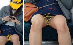 膝上デニムでパンティ丸見え　電車対面