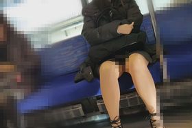 見晴らし良好　美脚OLのパンティが太陽光に照らされて丸見え　電車対面　 gallery photo 1