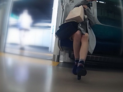 見晴らし良好　パンツ隠れてない美脚娘の別アングル　電車対面 gallery photo 1