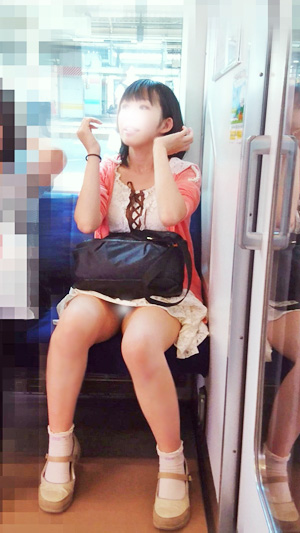 座り方は考えた方が・・・パンティ丸見えお姉さん　電車対面 gallery photo 1