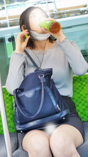 パンチラ撮ってたらジーっと女の子にニラまれちゃった件　電車対面