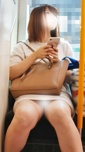 視線にどっきり　パンティ見せっぱなし　電車対面 gallery photo 2