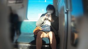 見晴らし良好　膝上デニムでパンティ丸見え　別アングル　電車対面 gallery photo 1