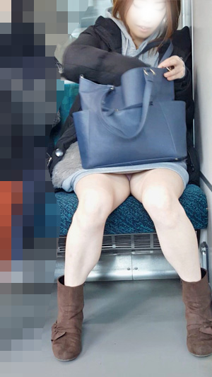 教えた方がいいですか？電車内でパンティ丸見え・・・