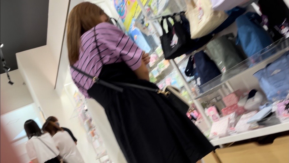 お休みの日はお買い物で楽しく過ごしながら…重ね履きからグレーの生Ｐが大胆にはみ出しちゃって…J8Cs-4K