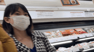 イケイケお姉様風の若奥さん、コート下のニットワンピに合わせた鮮やかブルーのフロント差し色入り純白生P！ Sh26S-4K